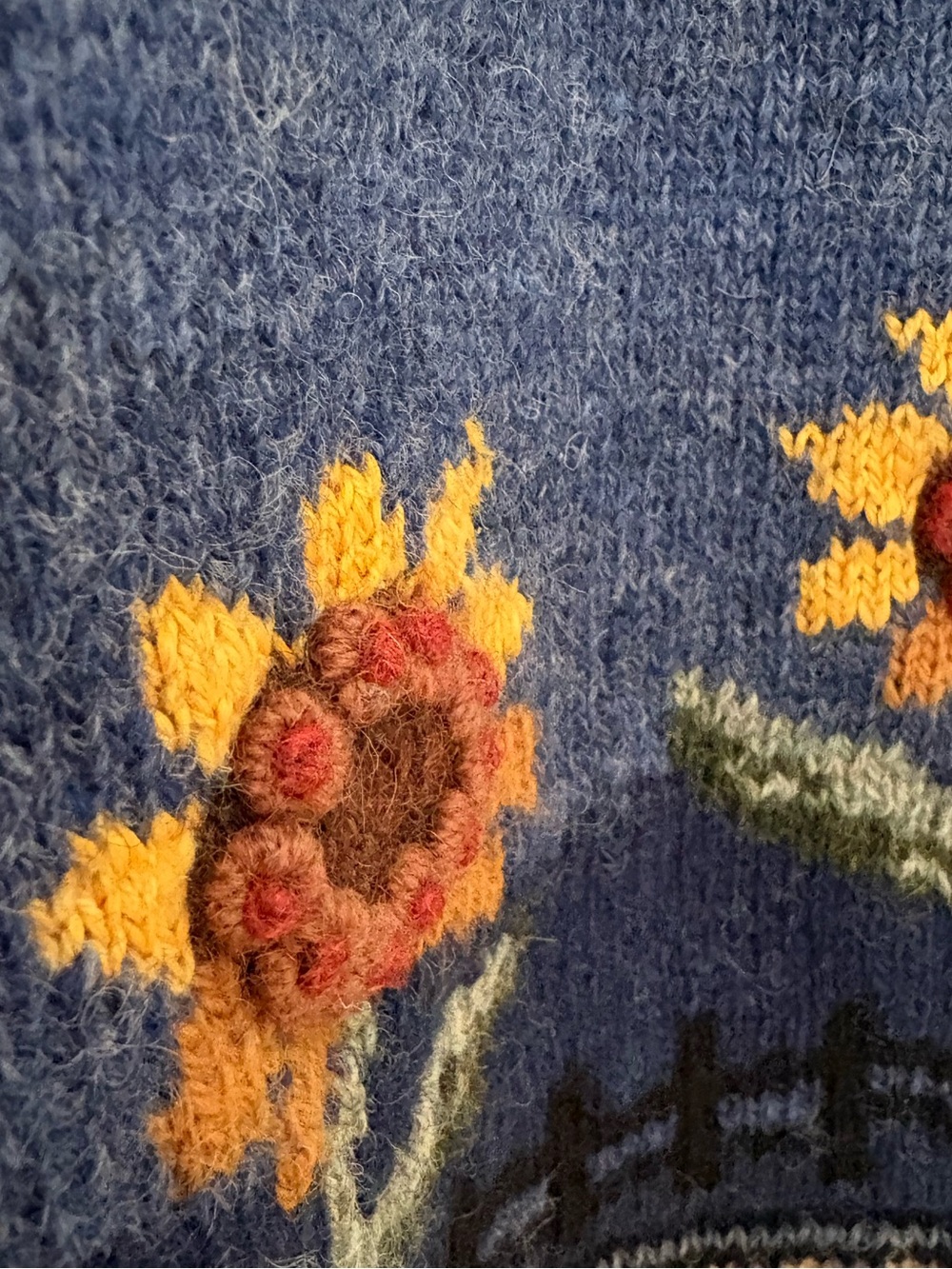 Icelandic Design | Wool pullover. Sunflower landscape knit. Charming. Medium - Picture 6 of 9